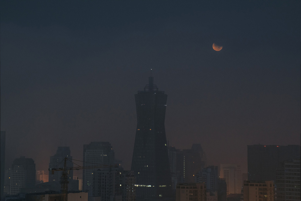 Galeria: Eclipse lunar parcial aparece na China