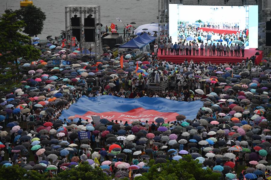 Residentes de Hong Kong organizam comício pedindo paz e estabilidade