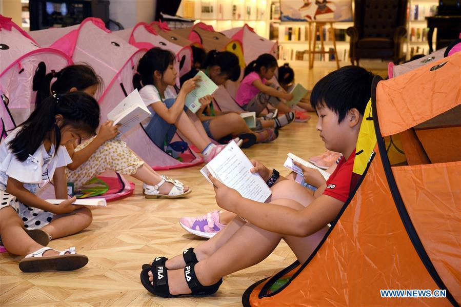 Qingdao: livraria mantém instalações abertas durante a noite para promover hábitos de leitura