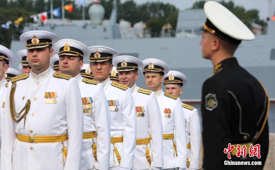 Rússia detém a celebração do dia da marinha com desfile naval