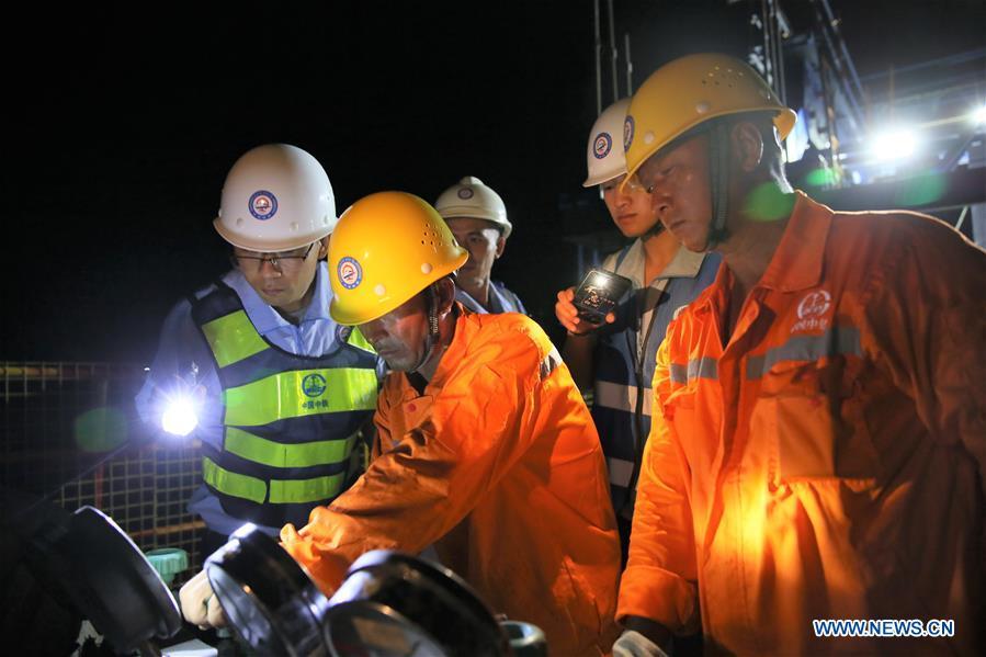 Seção principal da ponte ferroviária China-Laos no rio Mekong concluída 