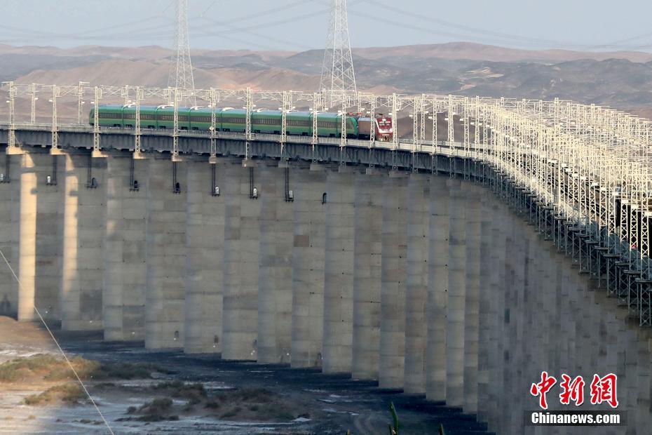 Xinjiang inaugura primeiro trem-bala “Fuxing”