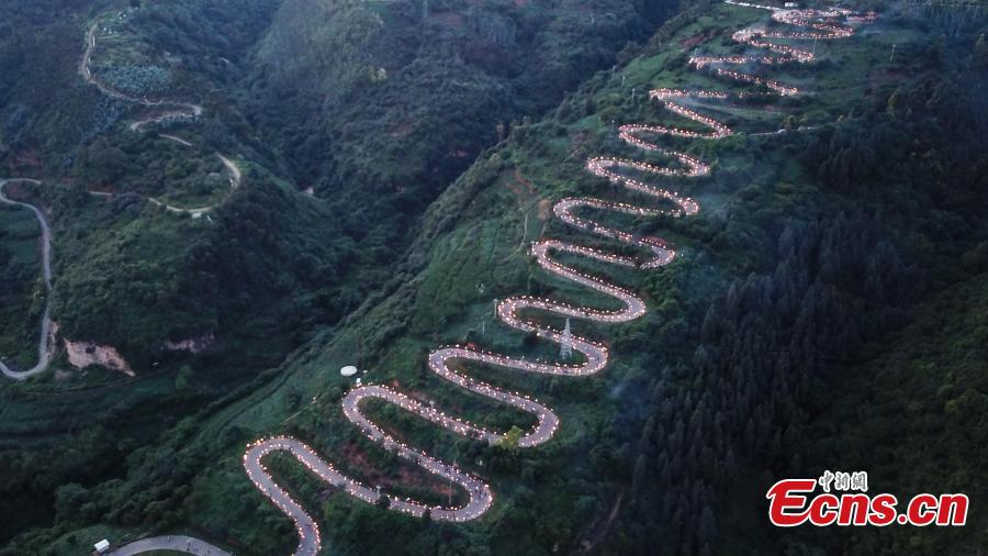 Yunnan: 1,300 pessoas celebram “Festival da Tocha”