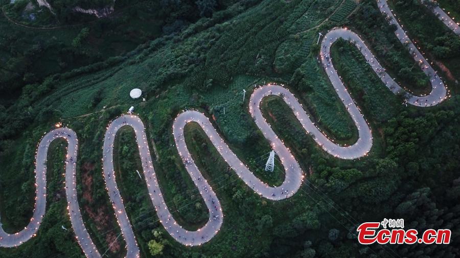 Yunnan: 1,300 pessoas celebram “Festival da Tocha”