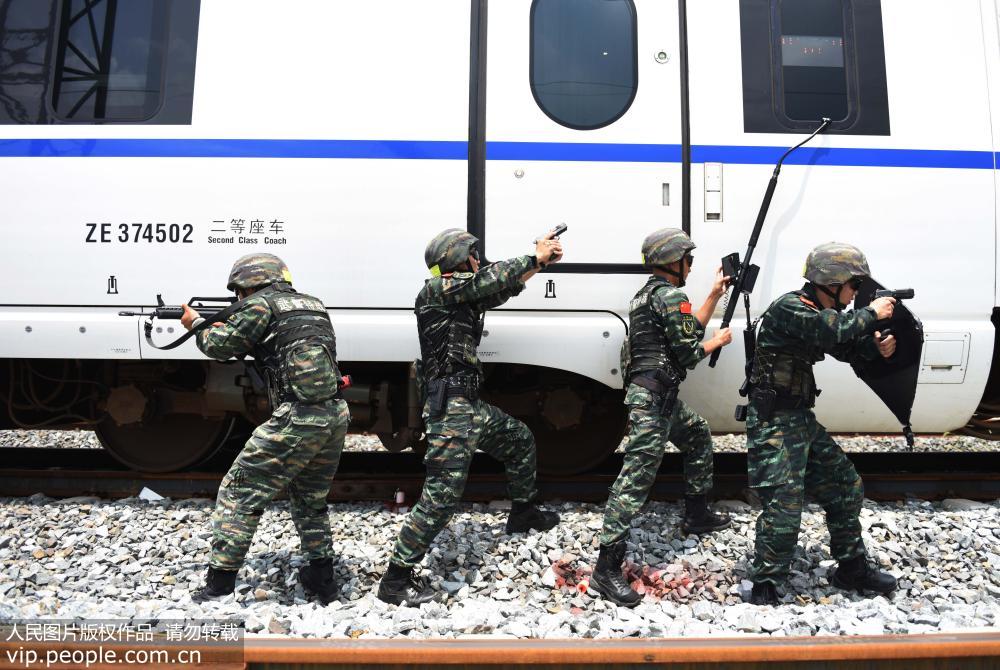 Polícia chinesa faz exercício de resgate de reféns em trem-bala