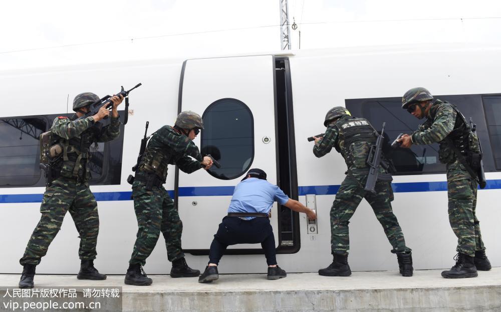 Polícia chinesa faz exercício de resgate de reféns em trem-bala