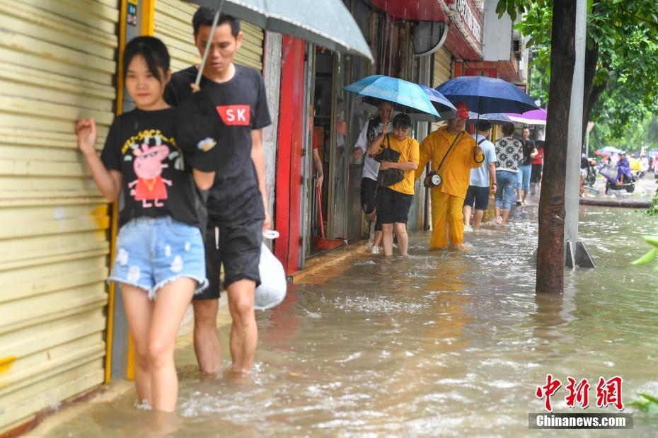 Serviços de balsa suspensos no Estreito de Qiongzhou devido ao tufão iminente