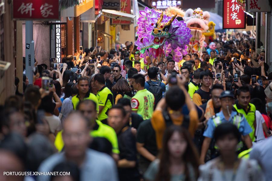 Desfile de dança do dragão e leão realizado em Macau como parte do desafio Wushu Masters 2019