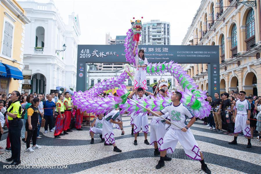 Desfile de dança do dragão e leão realizado em Macau como parte do desafio Wushu Masters 2019