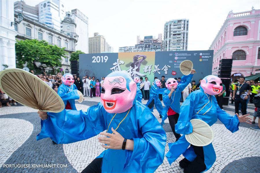Desfile de dança do dragão e leão realizado em Macau como parte do desafio Wushu Masters 2019