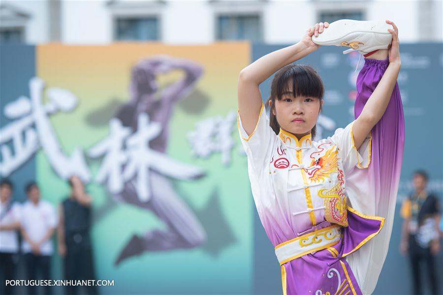 Desfile de dança do dragão e leão realizado em Macau como parte do desafio Wushu Masters 2019