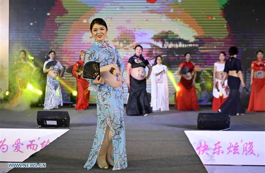 China: Concurso de moda de ventre é realizado em Haikou, em Hainan