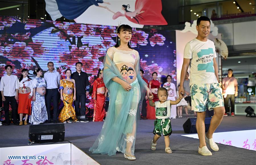 China: Concurso de moda de ventre é realizado em Haikou, em Hainan