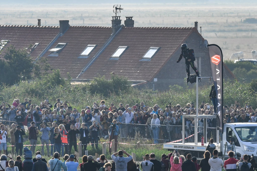 Francês atravessa com sucesso Canal da Mancha em prancha voadora