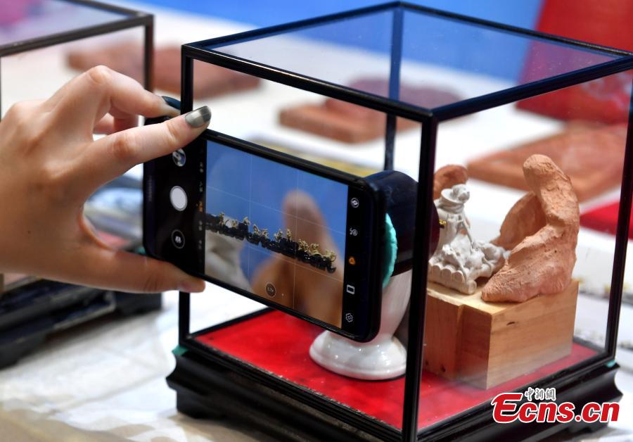 Miniatura de rato dourado mais pequena do mundo em exibição em Fuzhou