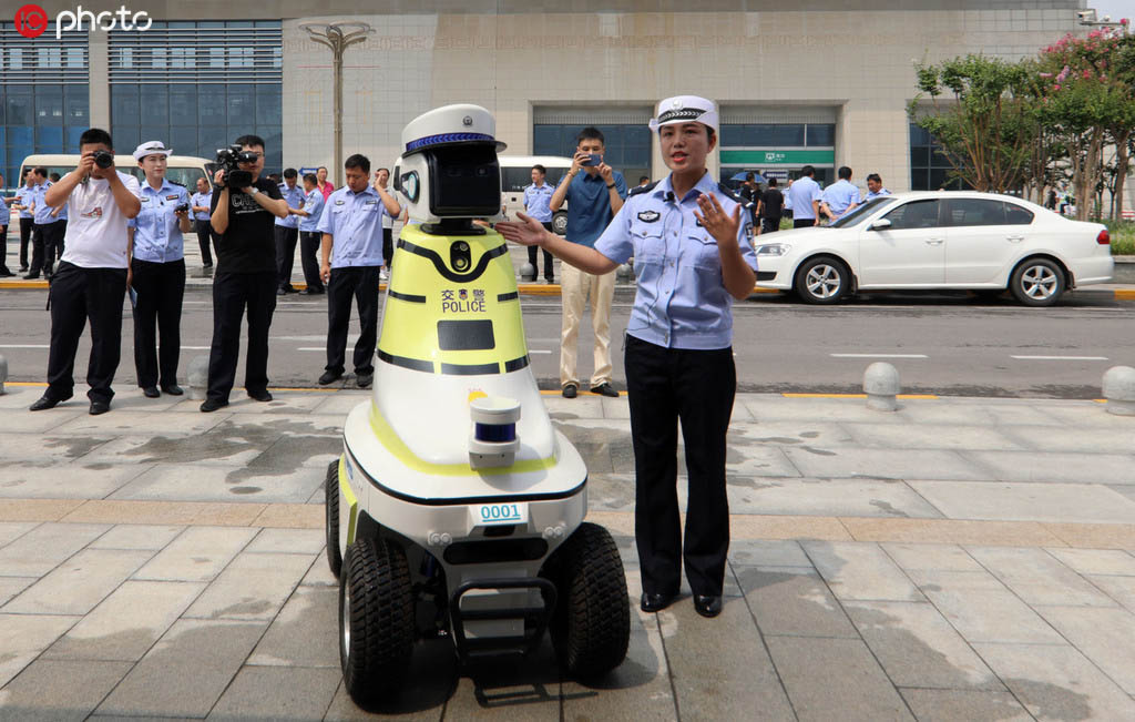 Robô policial de trânsito entra em funcionamento na cidade chinesa de Handan