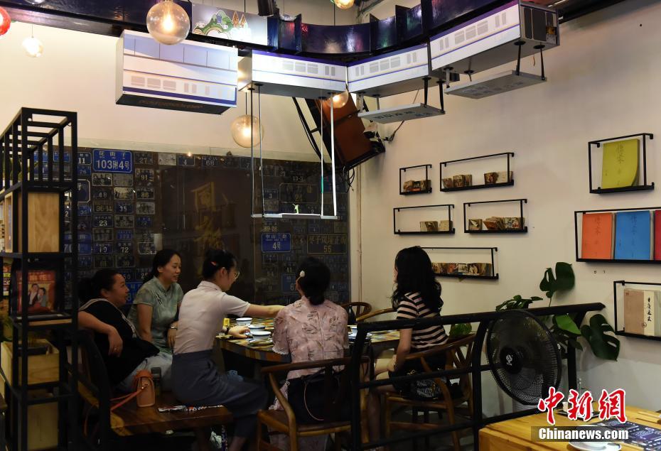 Chongqing: “metro ligeiro” serve pratos em restaurante