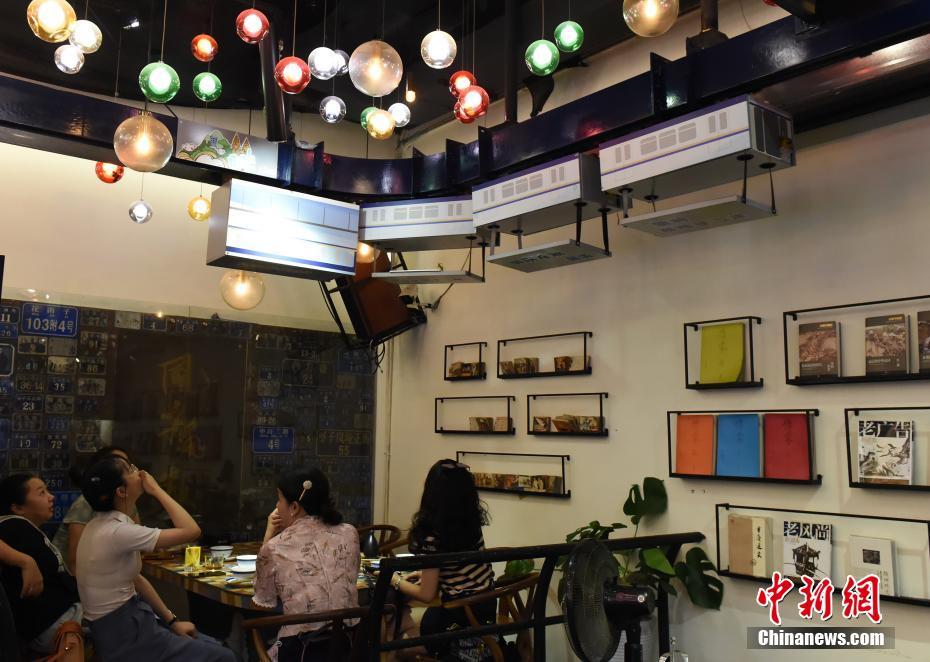 Chongqing: “metro ligeiro” serve pratos em restaurante