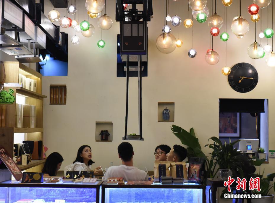 Chongqing: “metro ligeiro” serve pratos em restaurante