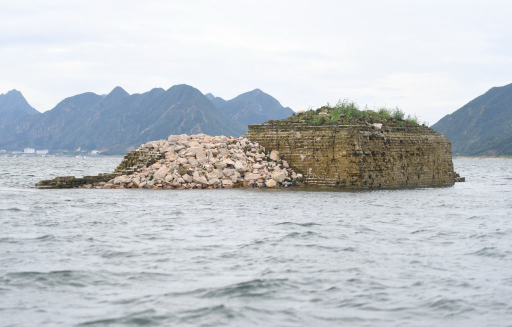 Secção subaquática da Grande Muralha Ming reemerge das profundezas