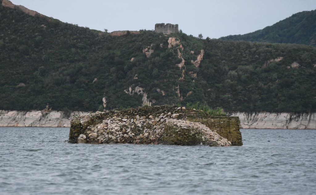 Secção subaquática da Grande Muralha Ming reemerge das profundezas