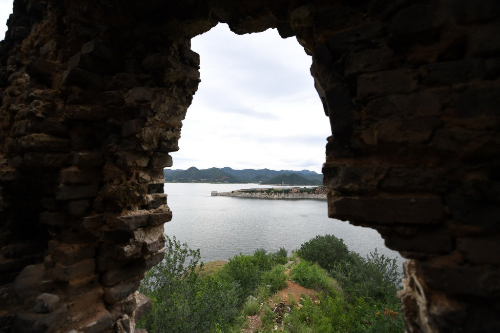 Secção subaquática da Grande Muralha Ming reemerge das profundezas