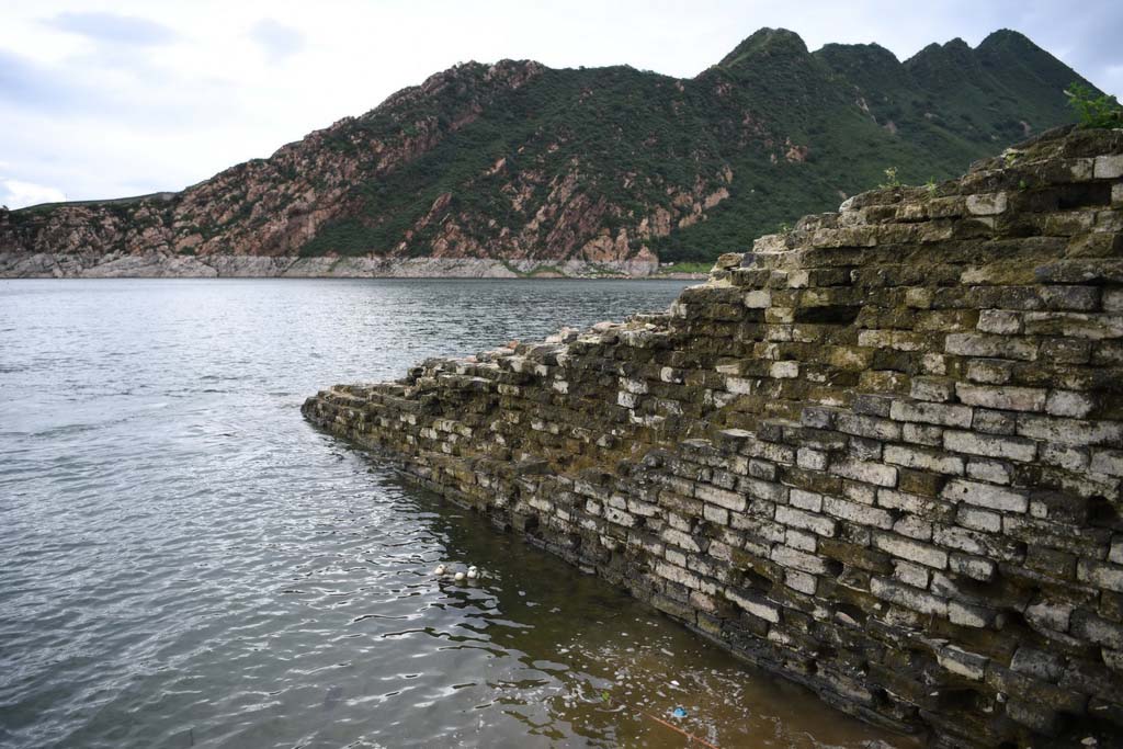 Secção subaquática da Grande Muralha Ming reemerge das profundezas