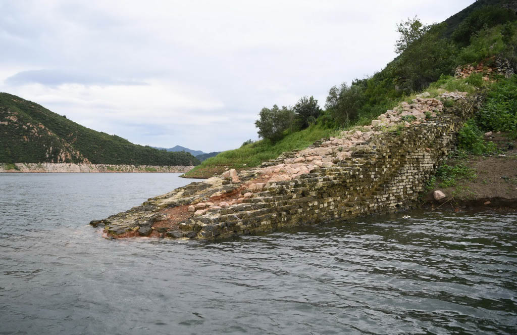 Secção subaquática da Grande Muralha Ming reemerge das profundezas