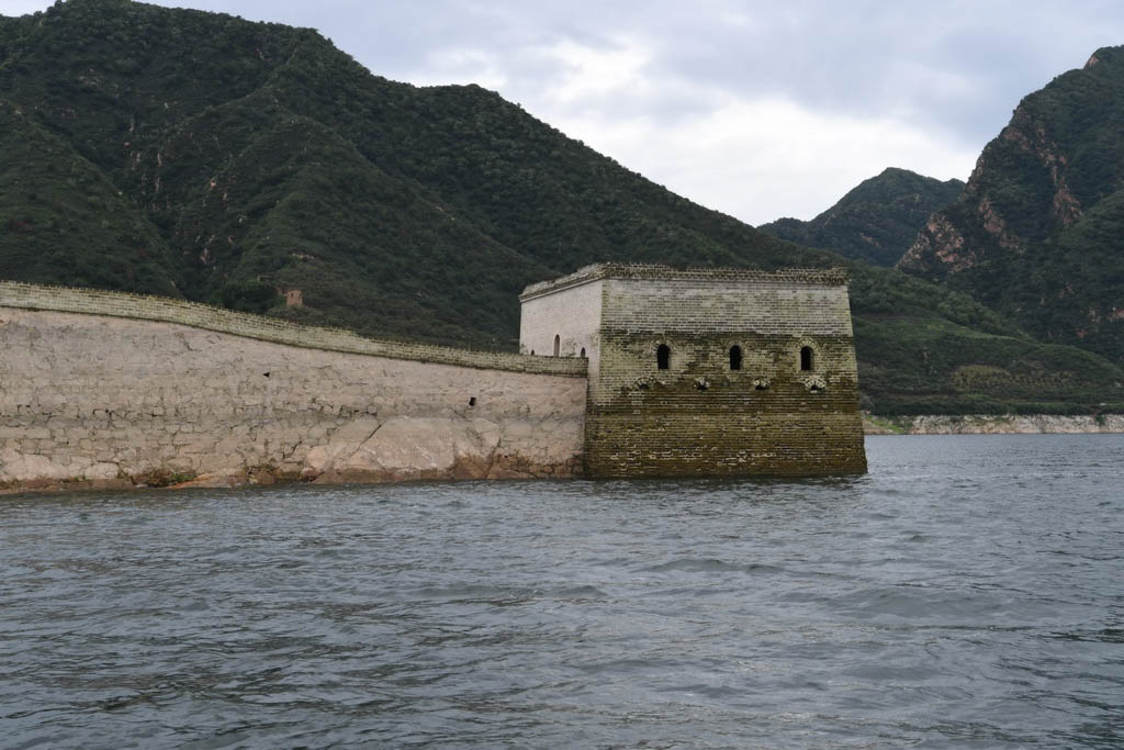 Secção subaquática da Grande Muralha Ming reemerge das profundezas