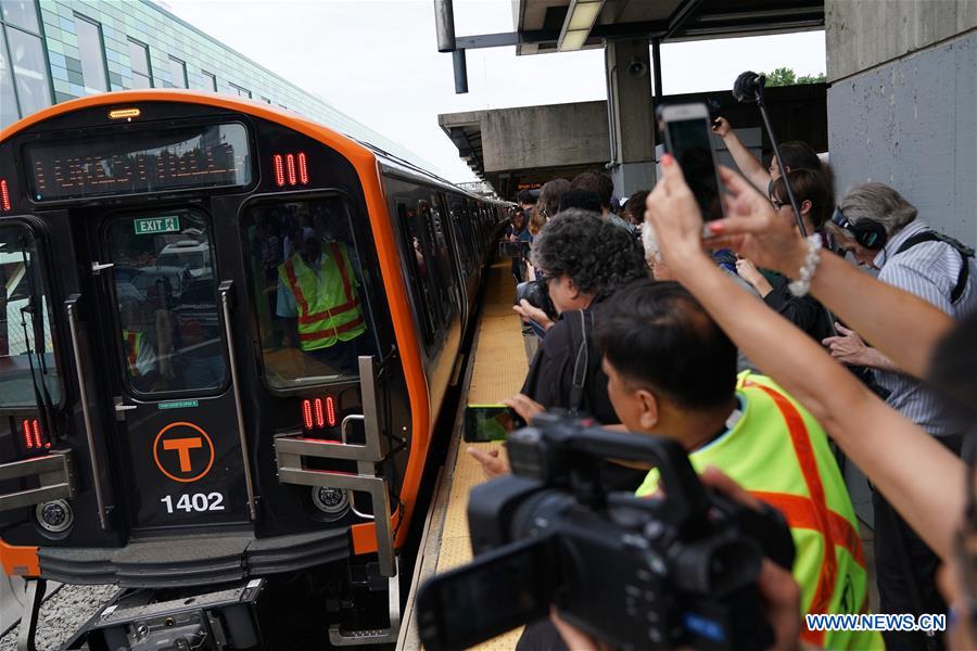 Novos vagões de metrô chineses começam a operar em Boston, EUA