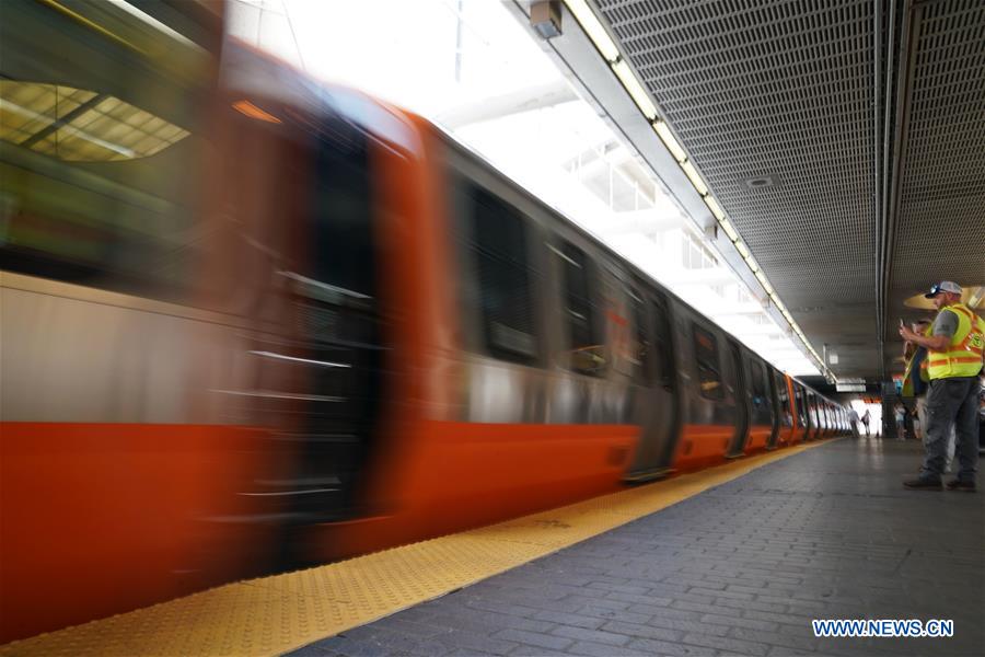 Novos vagões de metrô chineses começam a operar em Boston, EUA