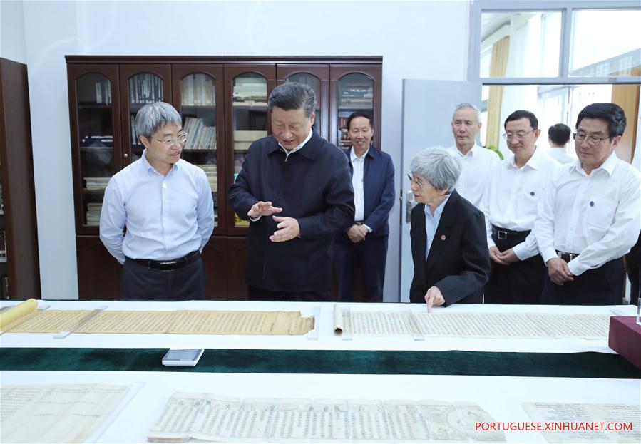 Xi visita patrimônio cultural em Gansu