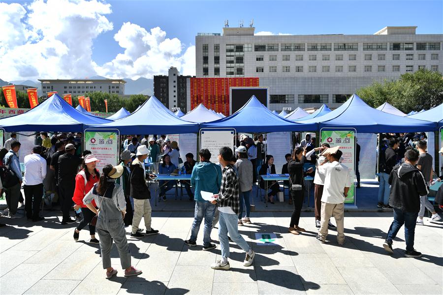 Realizada feira de empregos para graduados universitários no Tibet, sudoeste da China