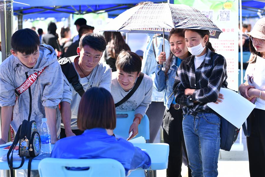 Realizada feira de empregos para graduados universitários no Tibet, sudoeste da China