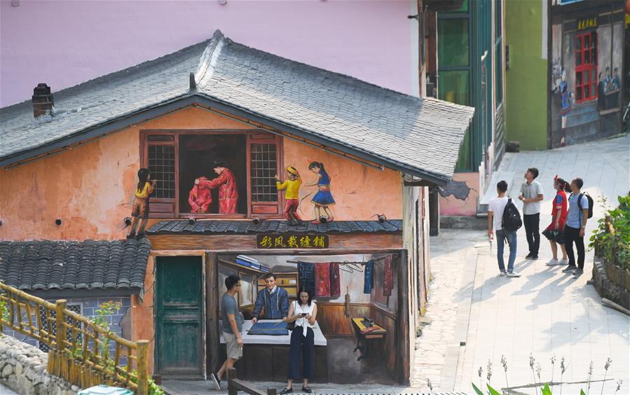 Pinturas murais fazem da aldeia um resort turístico em Jiangxi, leste da China