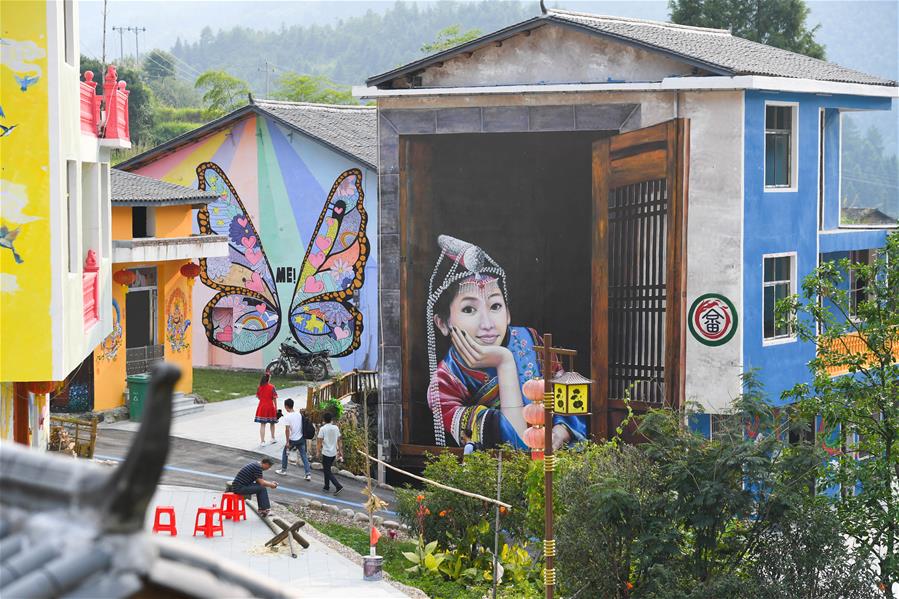 Pinturas murais fazem da aldeia um resort turístico em Jiangxi, leste da China