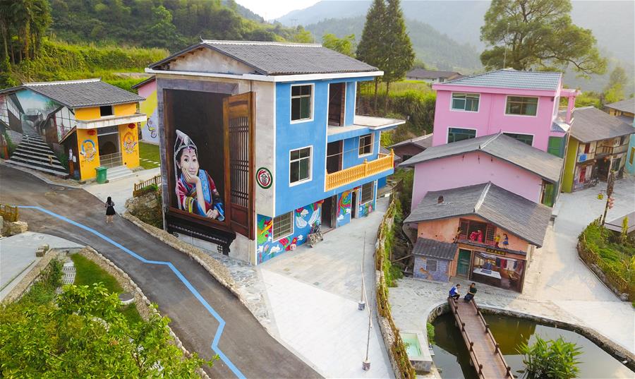 Pinturas murais fazem da aldeia um resort turístico em Jiangxi, leste da China