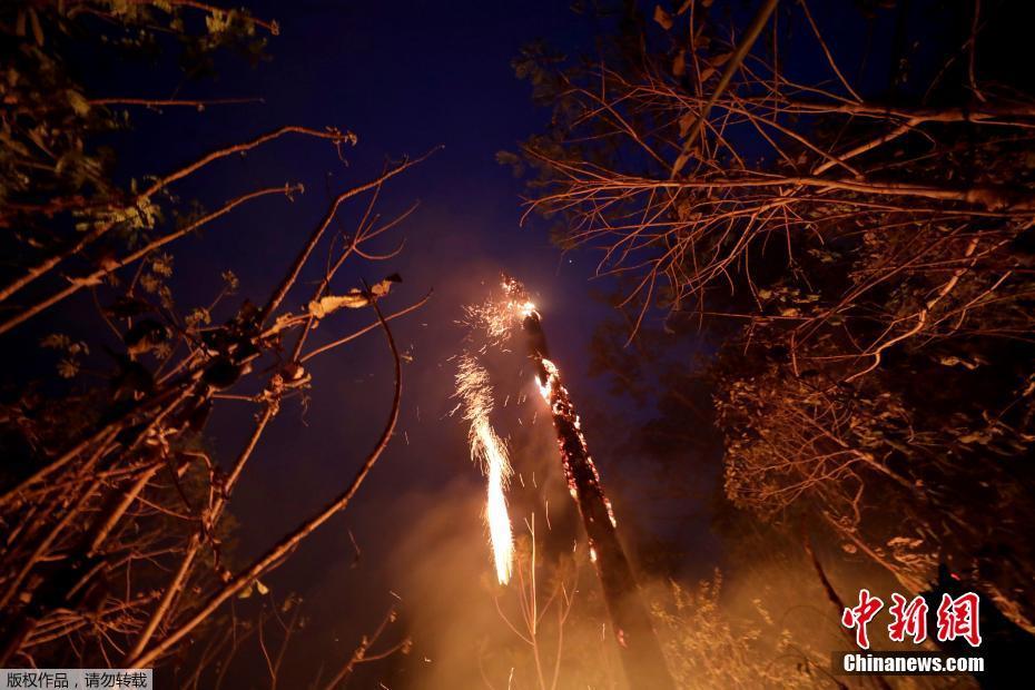 O governo brasileiro mobiliza o exército para ajudar a extinguir incêndios graves na Floresta Amazônica