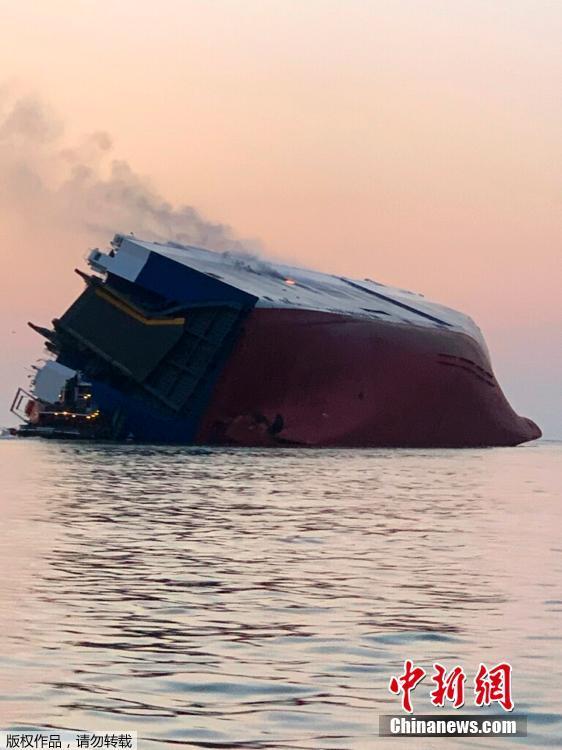 Quatro desaparecidos após navio de carga virar na costa da Geórgia, EUA