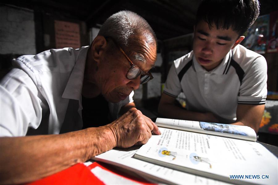 Professor de 92 anos ensina gratuitamente filho de migrantes