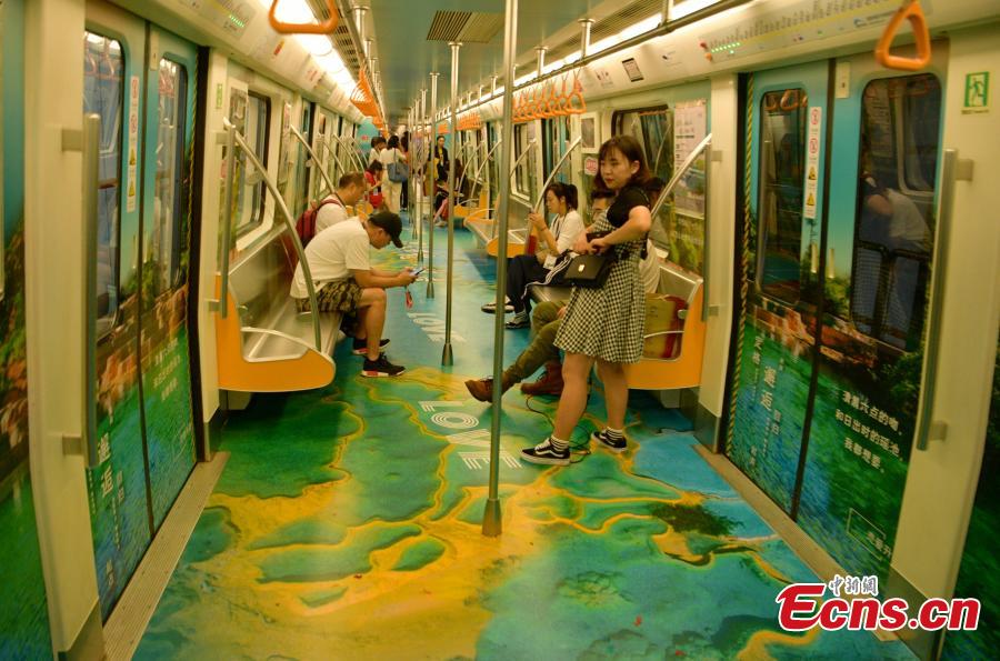 Insólito: metrô de Chengdu decorado com pintura de Huanglong, patrimônio da UNESCO