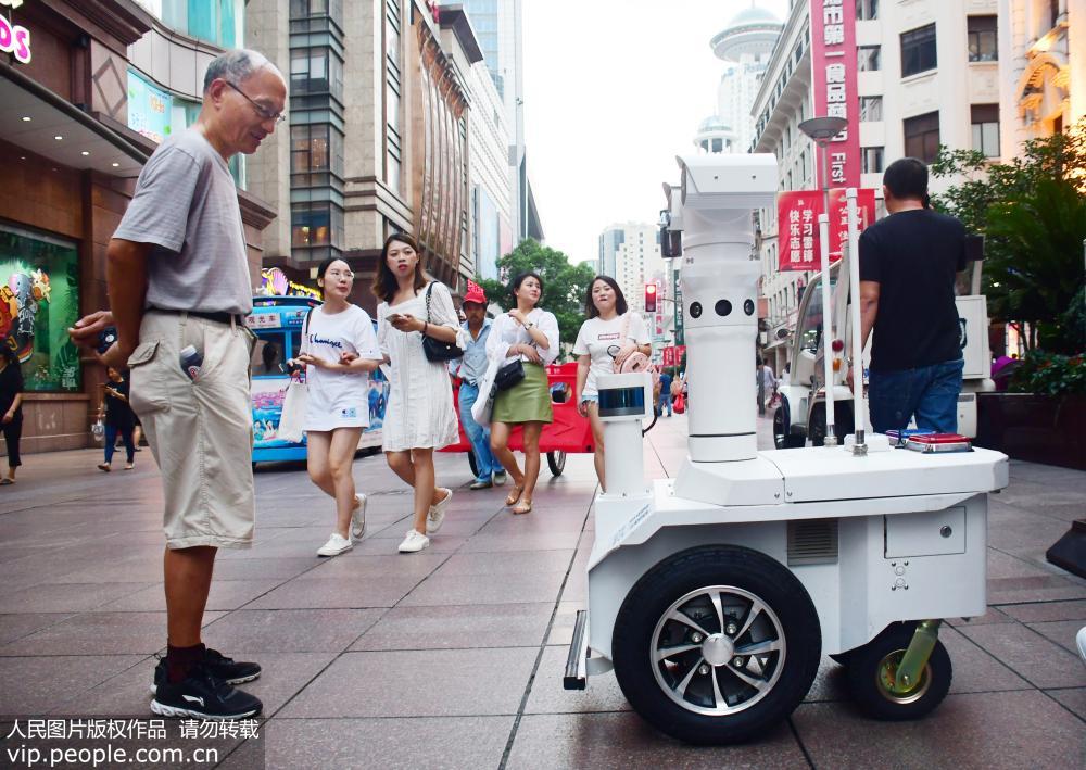 Shanghai: Primeiro robô policial faz patrulha na rua de Nanjing