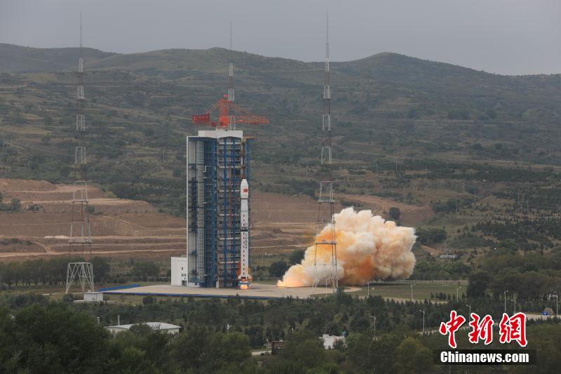 China lança três novos satélites