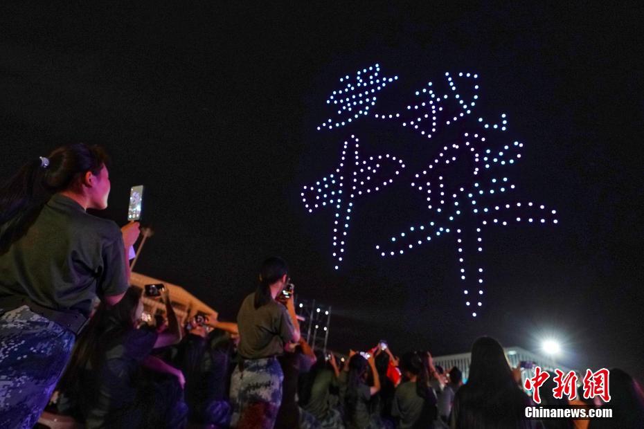 300 drones realizam show de iluminação em Nanjing para celebrar o 70º aniversário da fundação da Nova China