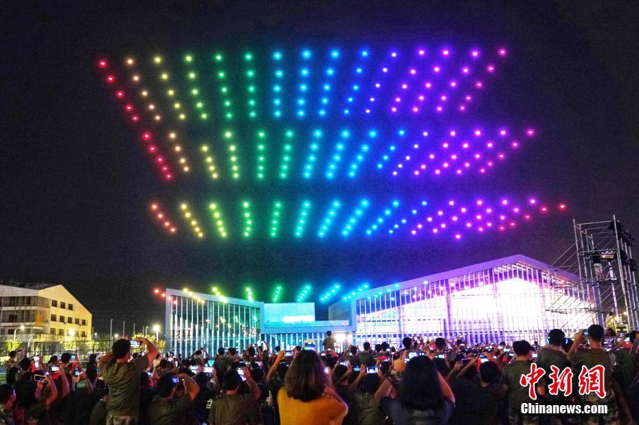 300 drones realizam show de iluminação em Nanjing para celebrar o 70º aniversário da fundação da Nova China