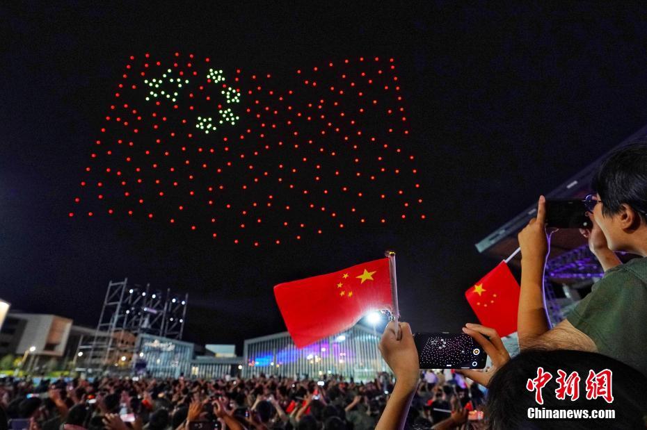 300 drones realizam show de iluminação em Nanjing para celebrar o 70º aniversário da fundação da Nova China