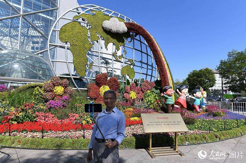 Beijing instala canteiros de flores na avenida principal para celebrar o Dia Nacional