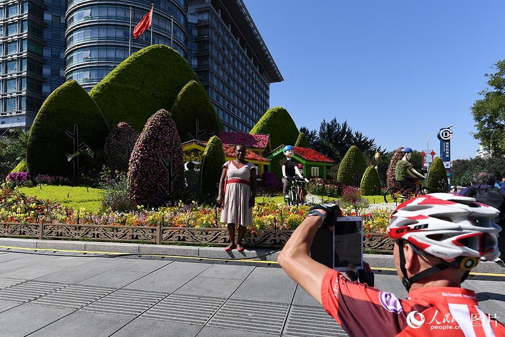 Beijing instala canteiros de flores na avenida principal para celebrar o Dia Nacional