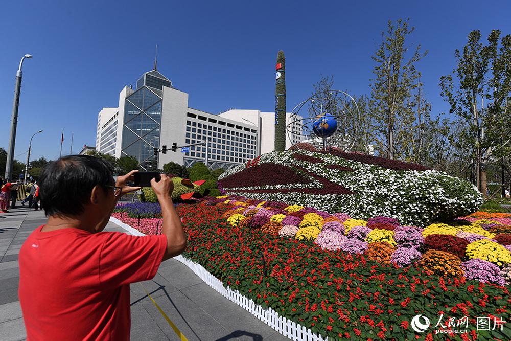 Beijing instala canteiros de flores na avenida principal para celebrar o Dia Nacional