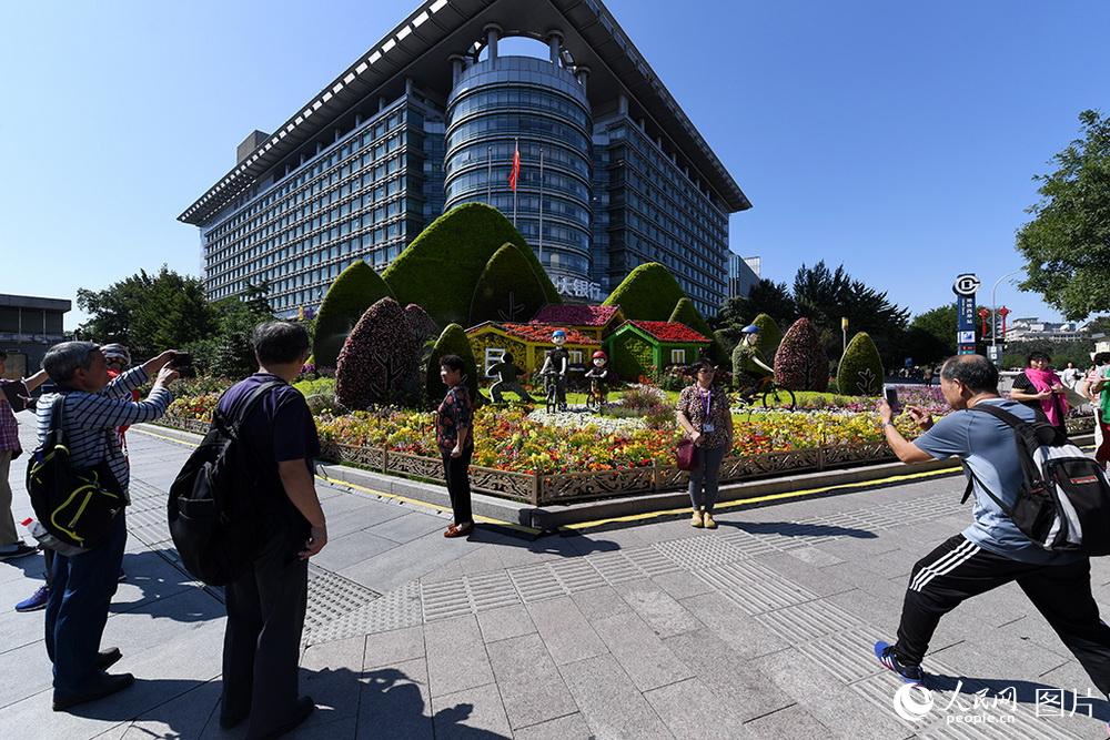 Beijing instala canteiros de flores na avenida principal para celebrar o Dia Nacional